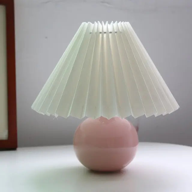 Lámpara de mesa clásica con pantalla plegable para luz cálida