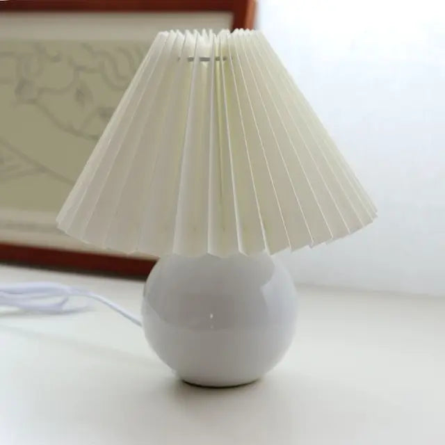Lámpara de mesa clásica con pantalla plegable para luz cálida