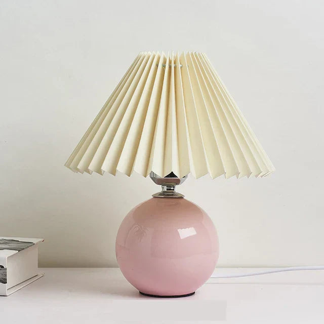 Lámpara de mesa clásica con pantalla plegable para luz cálida