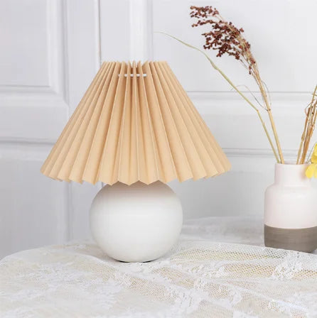 Lámpara de mesa clásica con pantalla plegable para luz cálida