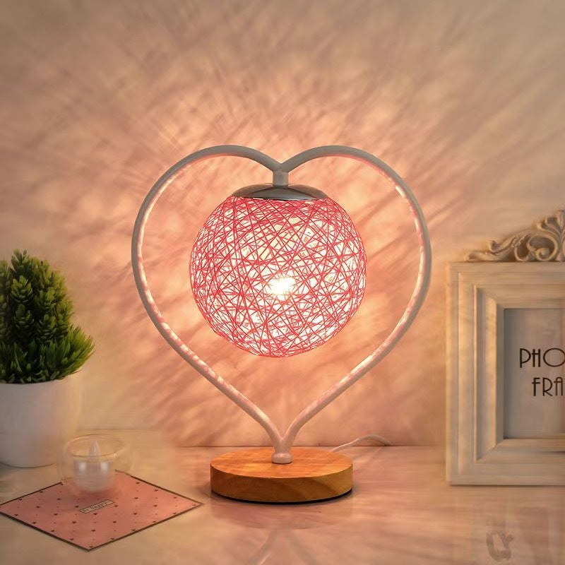 Lámpara de mesa con forma de corazón