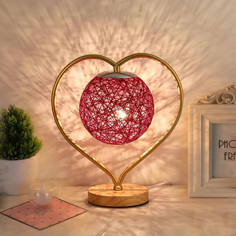 Lámpara de mesa con forma de corazón