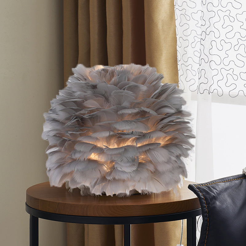 Lámpara de mesa de plumas de lujo para dormitorio o mesita de noche
