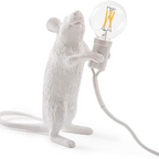 Lámpara de mesa LED ratón de resina con luz cálida