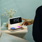 Lámpara de mesita 3 en 1 con cargador inalámbrico, despertador LCD y luz LED regulable táctil