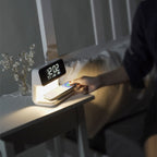 Lámpara de mesita 3 en 1 con cargador inalámbrico, despertador LCD y luz LED regulable táctil