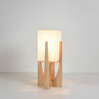 Lámpara de pie Wabi Sabi con pantalla de tela y base de madera para salón