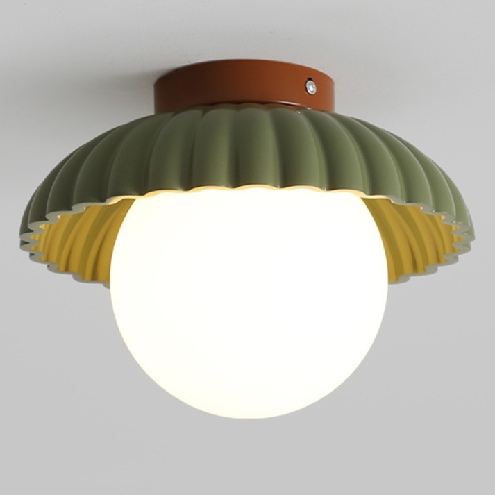 Lámpara de techo con pantalla de cristal opalino para iluminación cálida en el pasillo