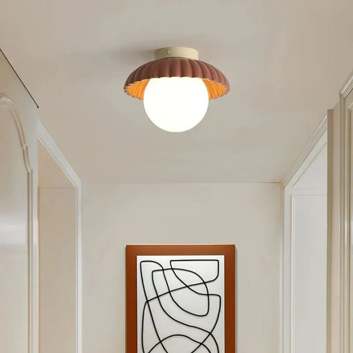 Lámpara de techo con pantalla de cristal opalino para iluminación cálida en el pasillo