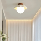 Lámpara de techo con pantalla de cristal opalino para iluminación cálida en el pasillo