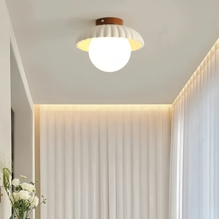 Lámpara de techo con pantalla de cristal opalino para iluminación cálida en el pasillo