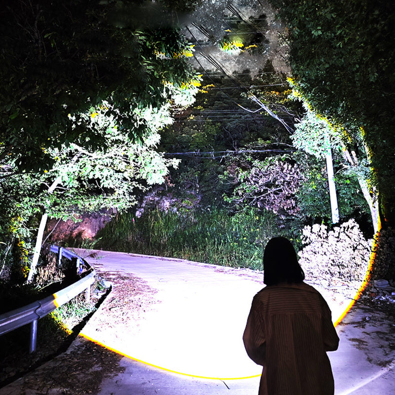 Linterna LED recargable de 750 lúmenes con alcance de 200 m