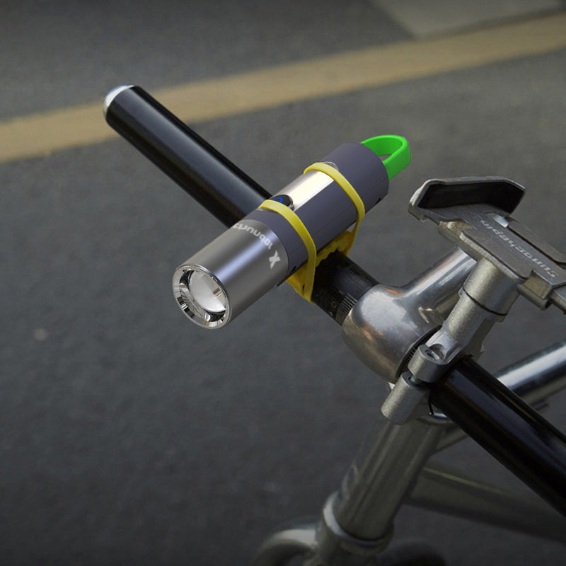 Linterna LED recargable con mosquetón para exterior