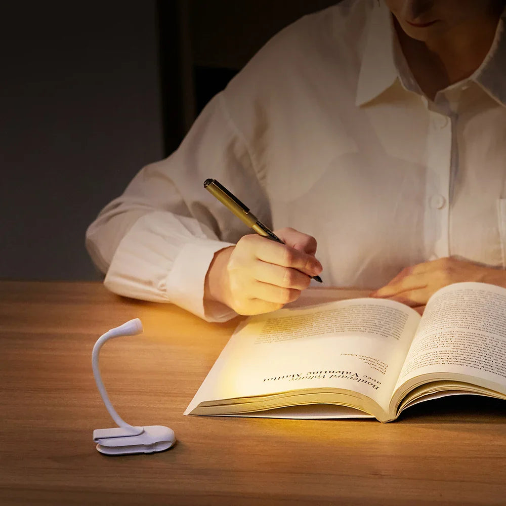 Luz de lectura con brazo flexible y pinza con muelle, recargable por USB