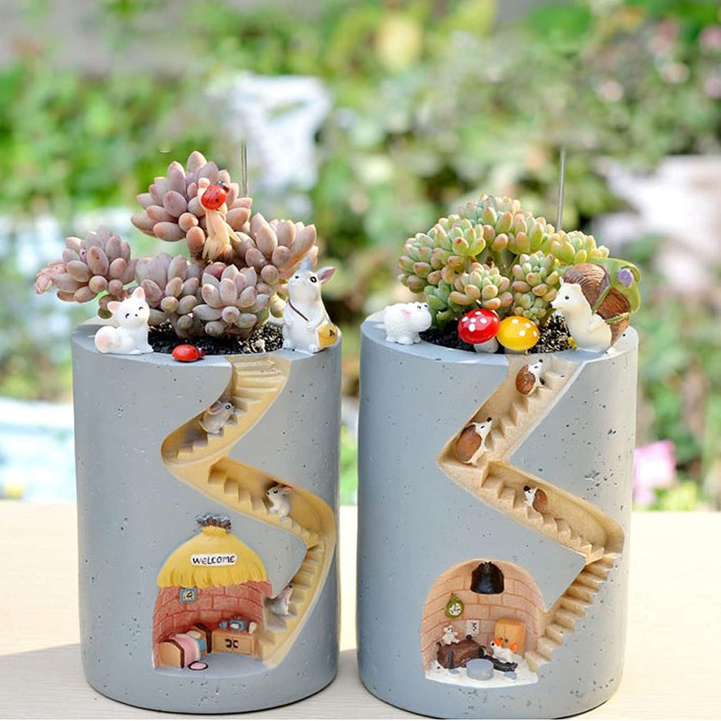 Maceta decorativa con escalera y miniaturas de erizo y conejo para plantas