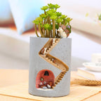 Maceta decorativa con escalera y miniaturas de erizo y conejo para plantas