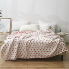 Manta elegante con sutil estampado de hojas