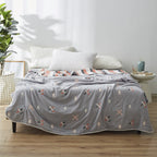 Manta elegante con sutil estampado de hojas