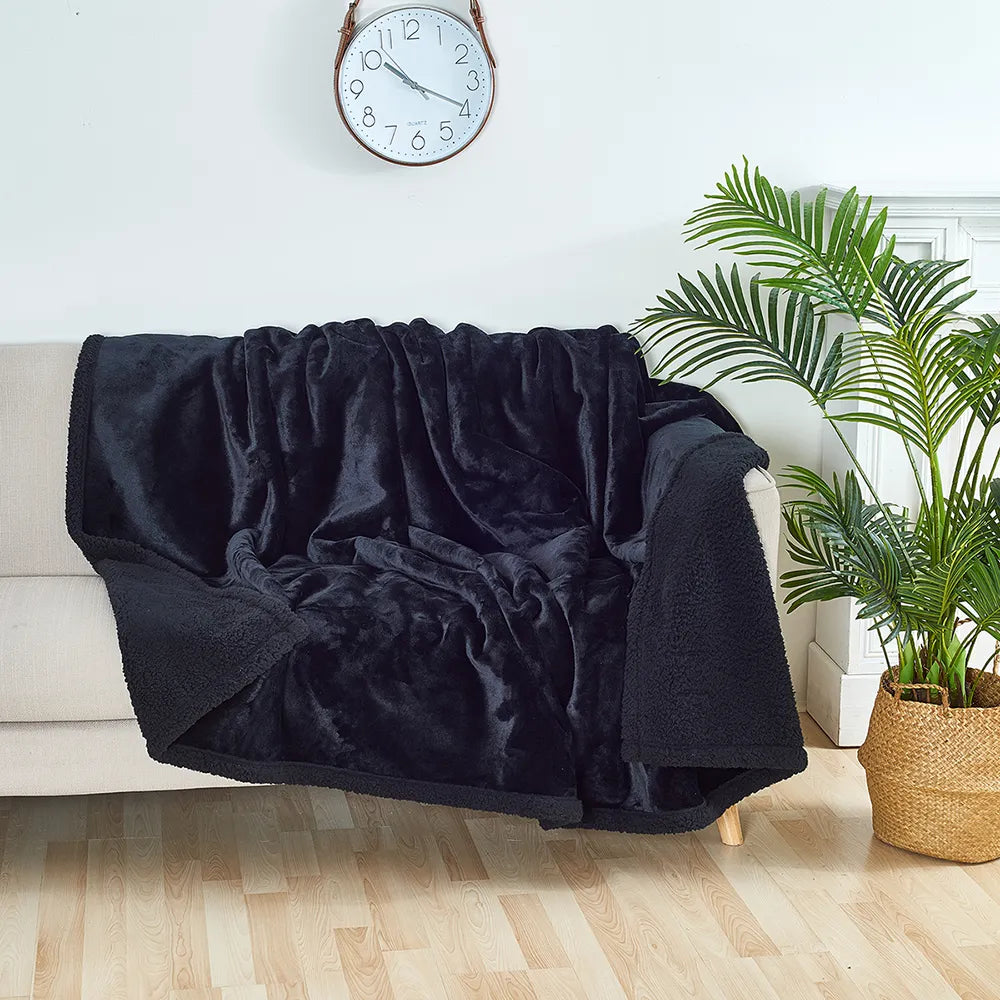 Manta impermeable CozyGuard – reversible, antimanchas y suave diseño de felpa