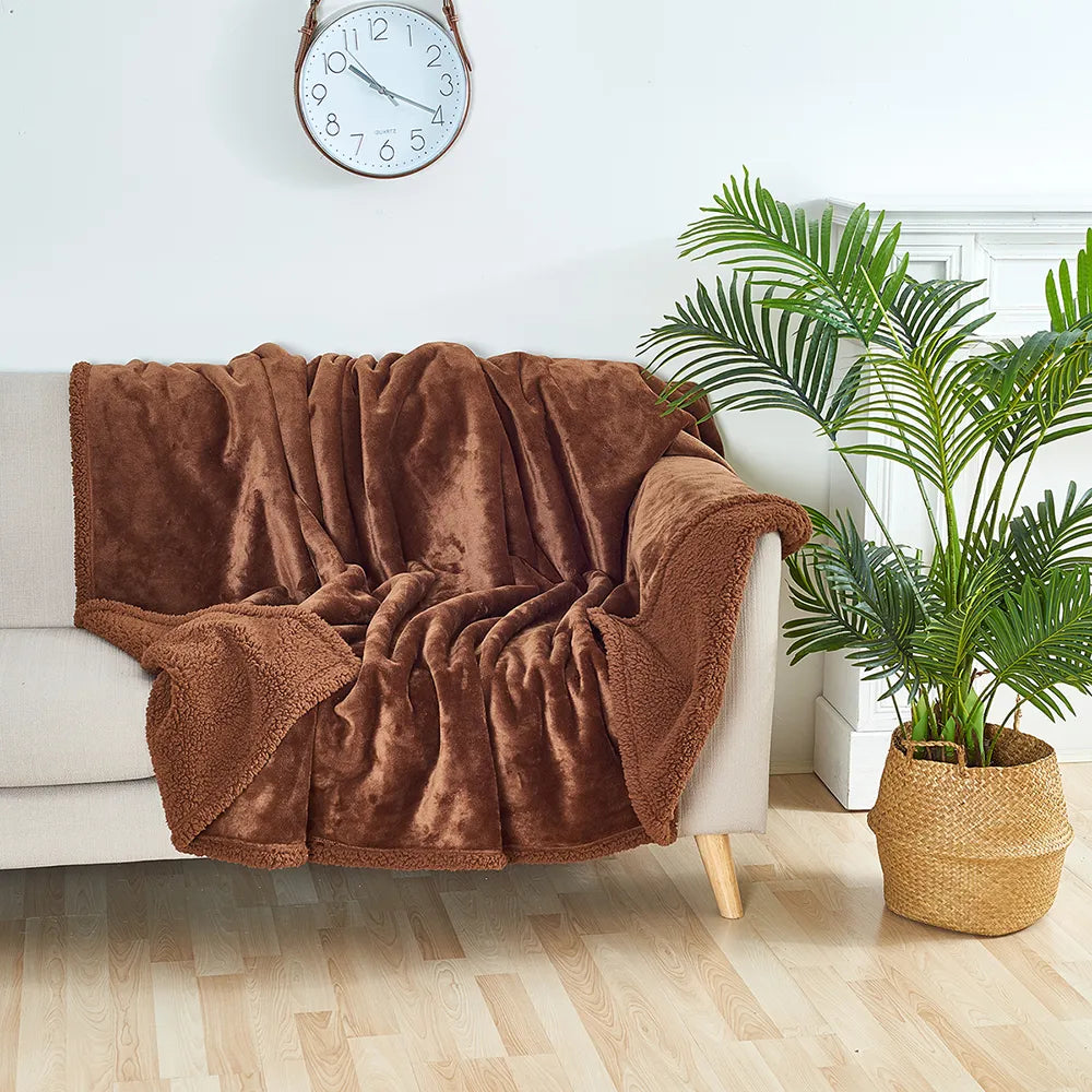 Manta impermeable CozyGuard – reversible, antimanchas y suave diseño de felpa