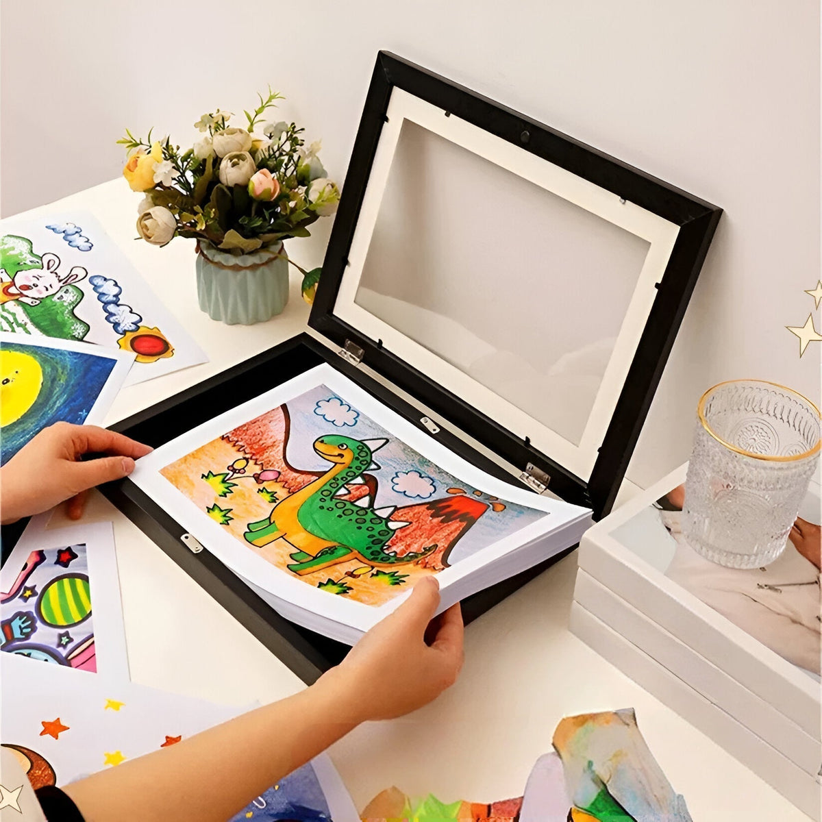 Marco cambiable de madera para dibujos infantiles A4 / A3 – Almacenamiento para 150 dibujos, 6 colores