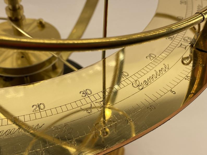 Gran modelo orrery del sistema solar – Representación planetaria detallada