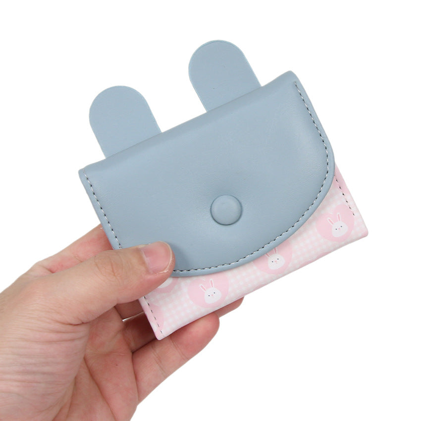 Monedero compacto con diseño de conejo, cierre de botón y ranuras para tarjetas