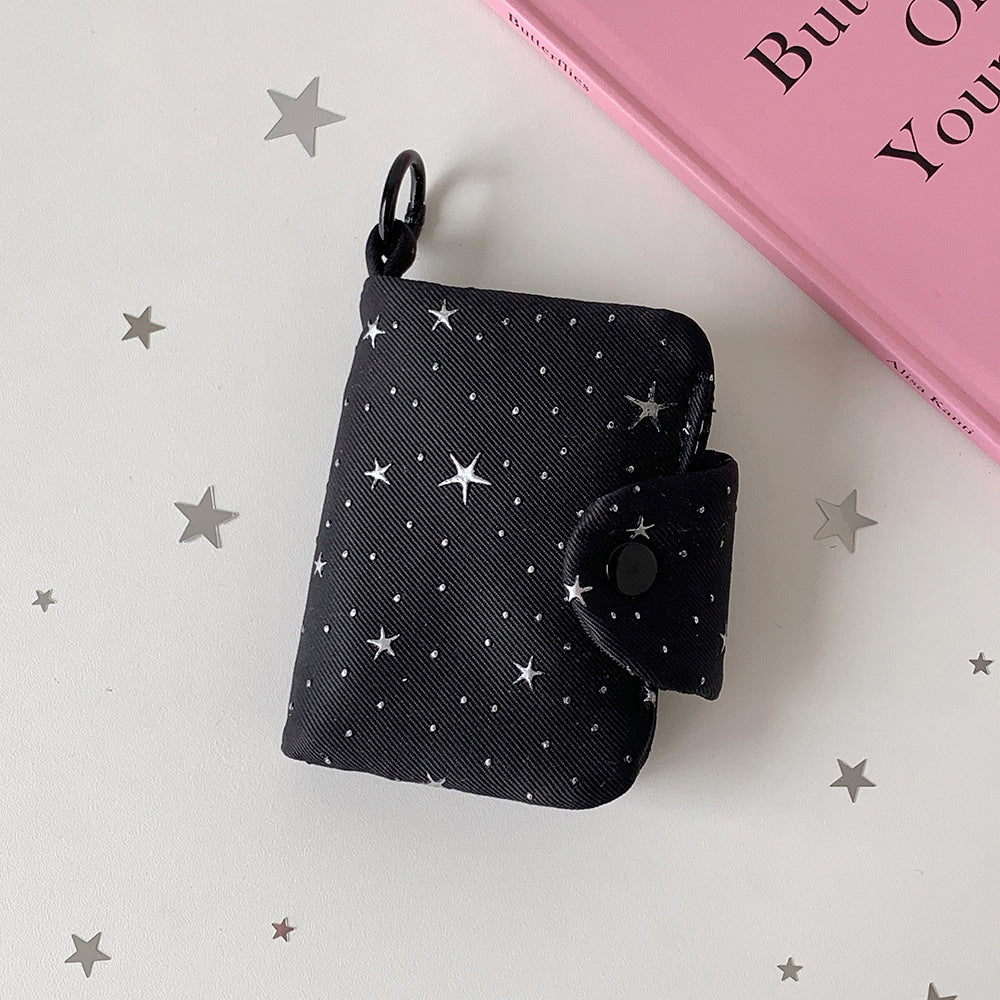 Monedero compacto con estampado de estrellas, cierre de botón y llavero