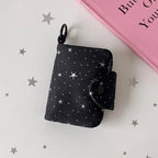Monedero compacto con estampado de estrellas, cierre de botón y llavero