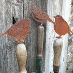 Pájaro decorativo de metal con acabado rústico