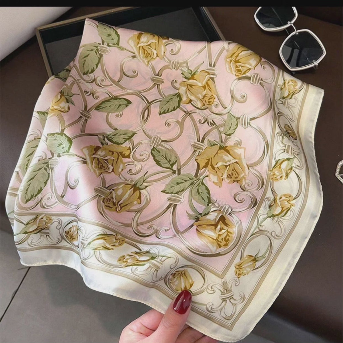Pañuelo cuadrado de seda satinada