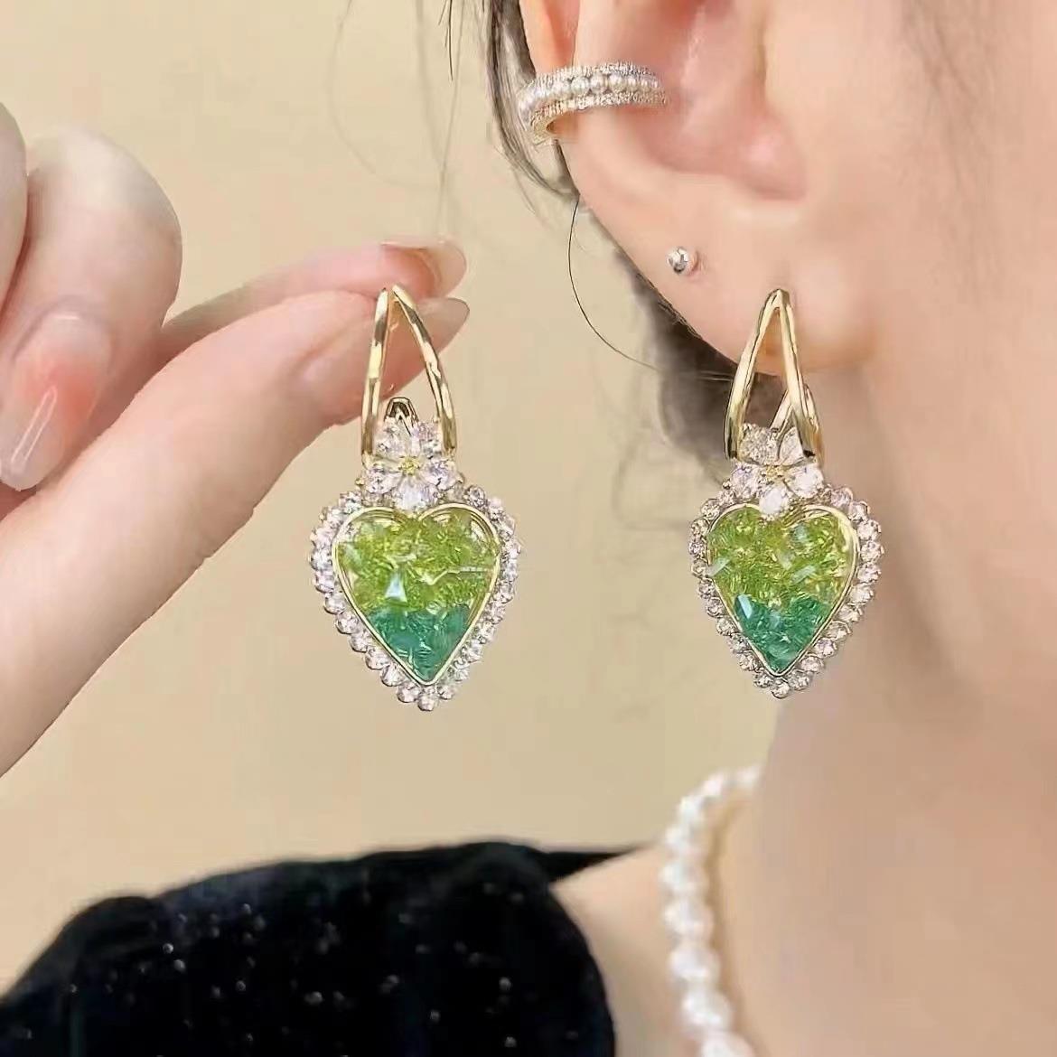 Pendientes de corazón con cristales verdes