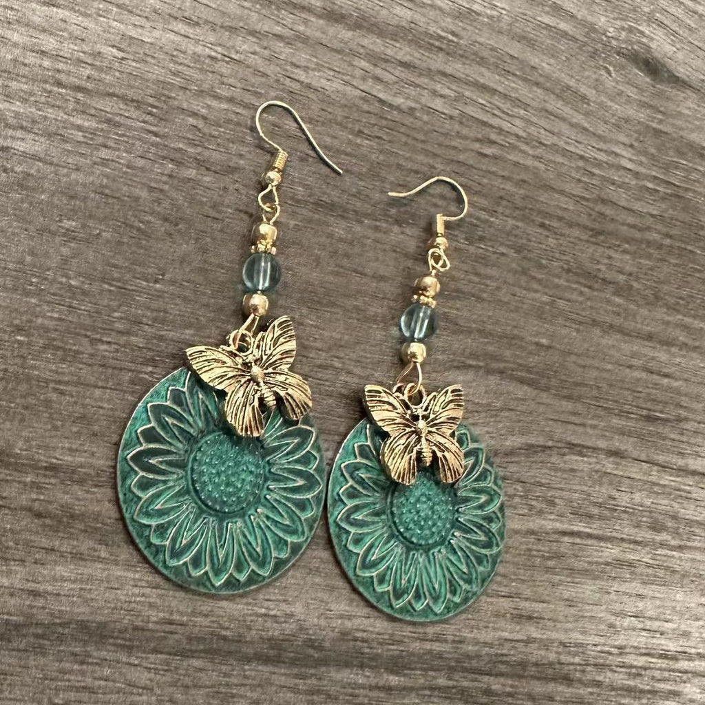 Pendientes elegantes con motivo floral y mariposas