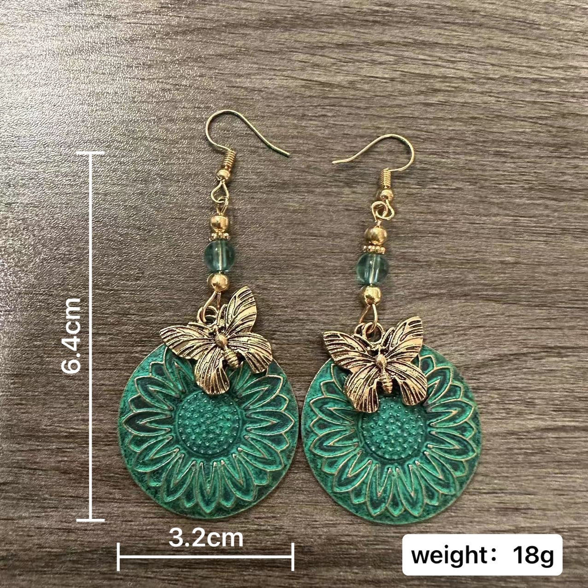 Pendientes elegantes con motivo floral y mariposas