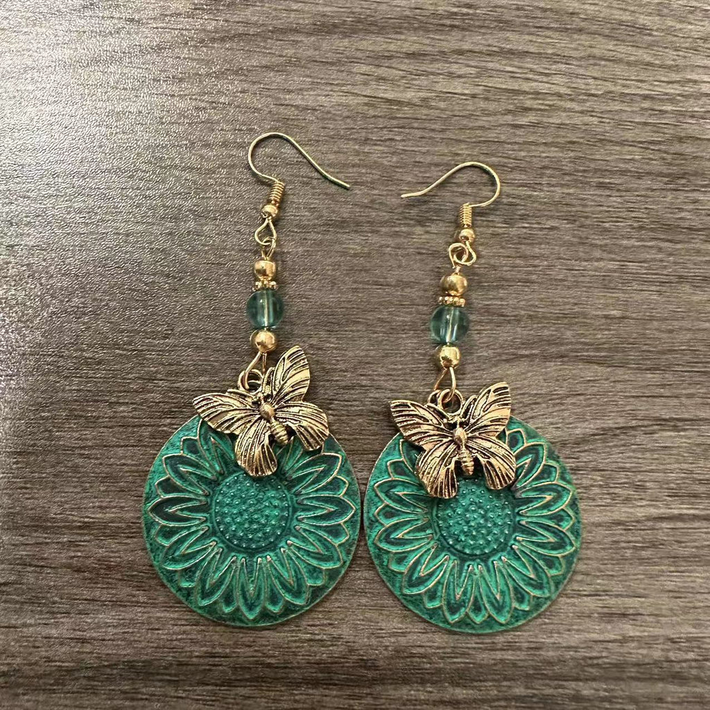 Pendientes elegantes con motivo floral y mariposas