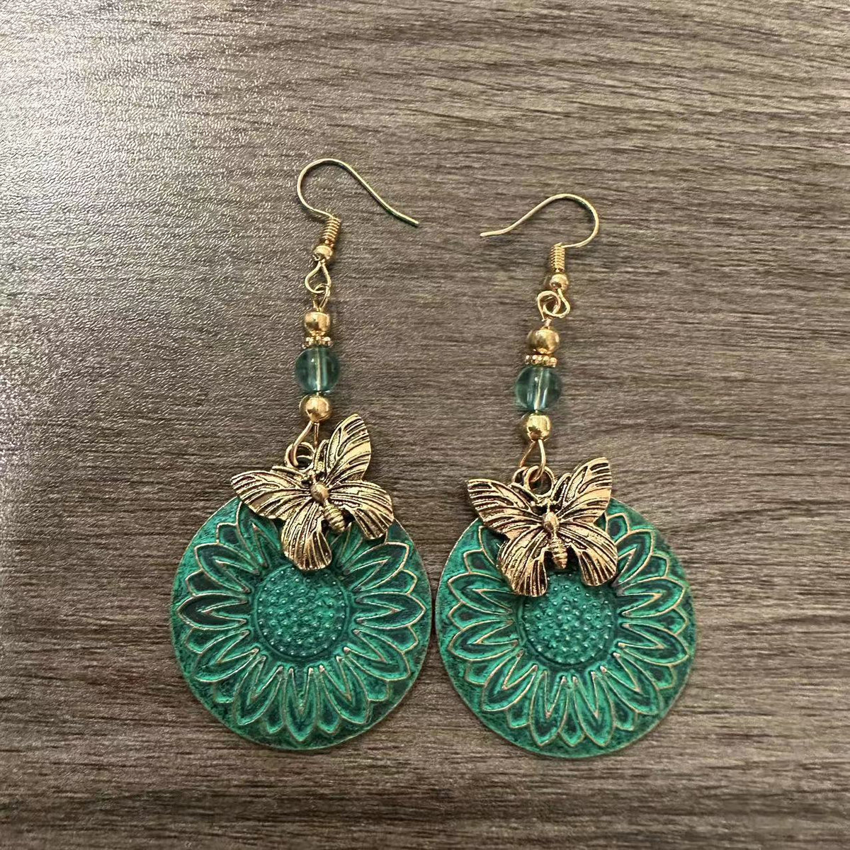 Pendientes elegantes con motivo floral y mariposas