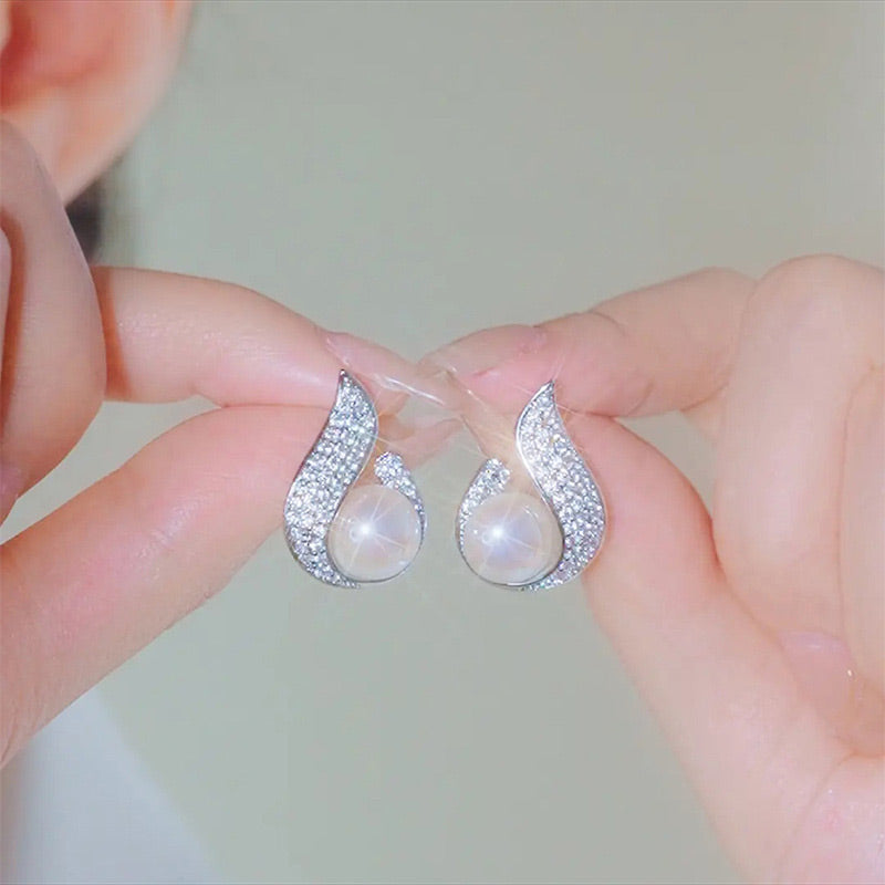 Pendientes elegantes con perla de imitación y estrás