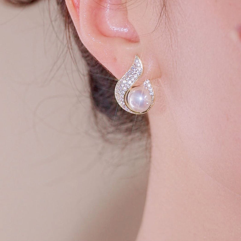 Pendientes elegantes con perla de imitación y estrás