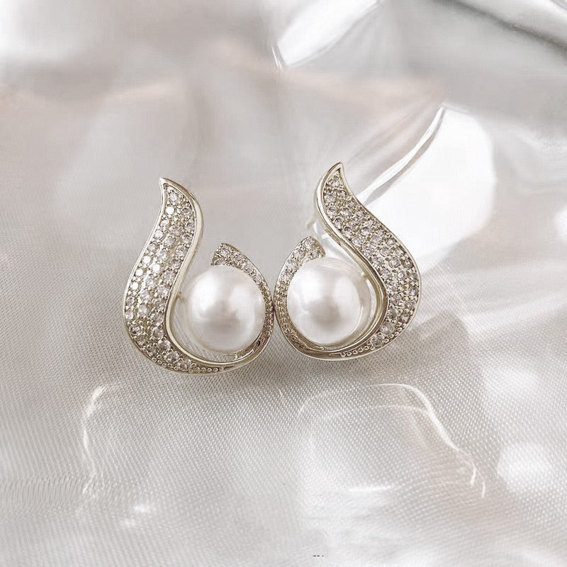 Pendientes elegantes con perla de imitación y estrás
