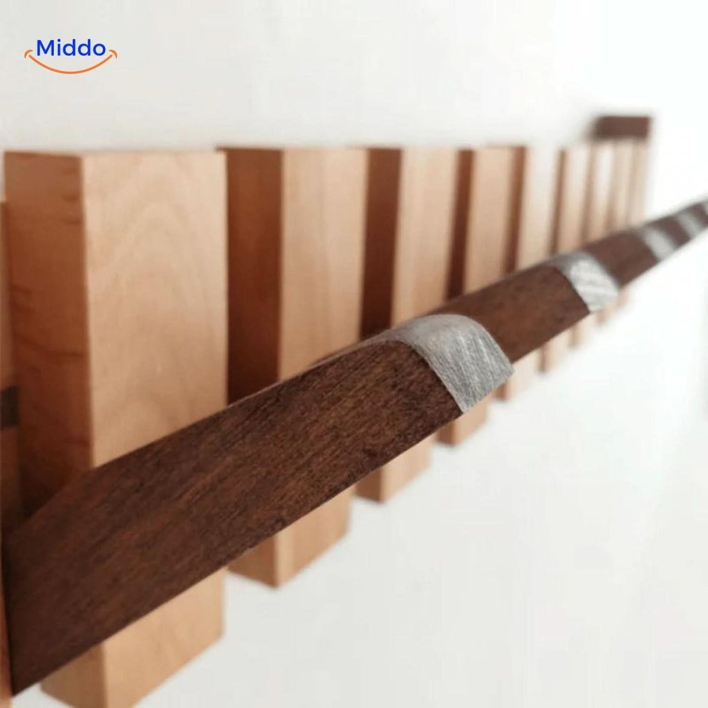 Perchero de pared de madera artesanal con diseño de piano