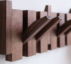 Perchero de pared de madera artesanal con diseño de piano