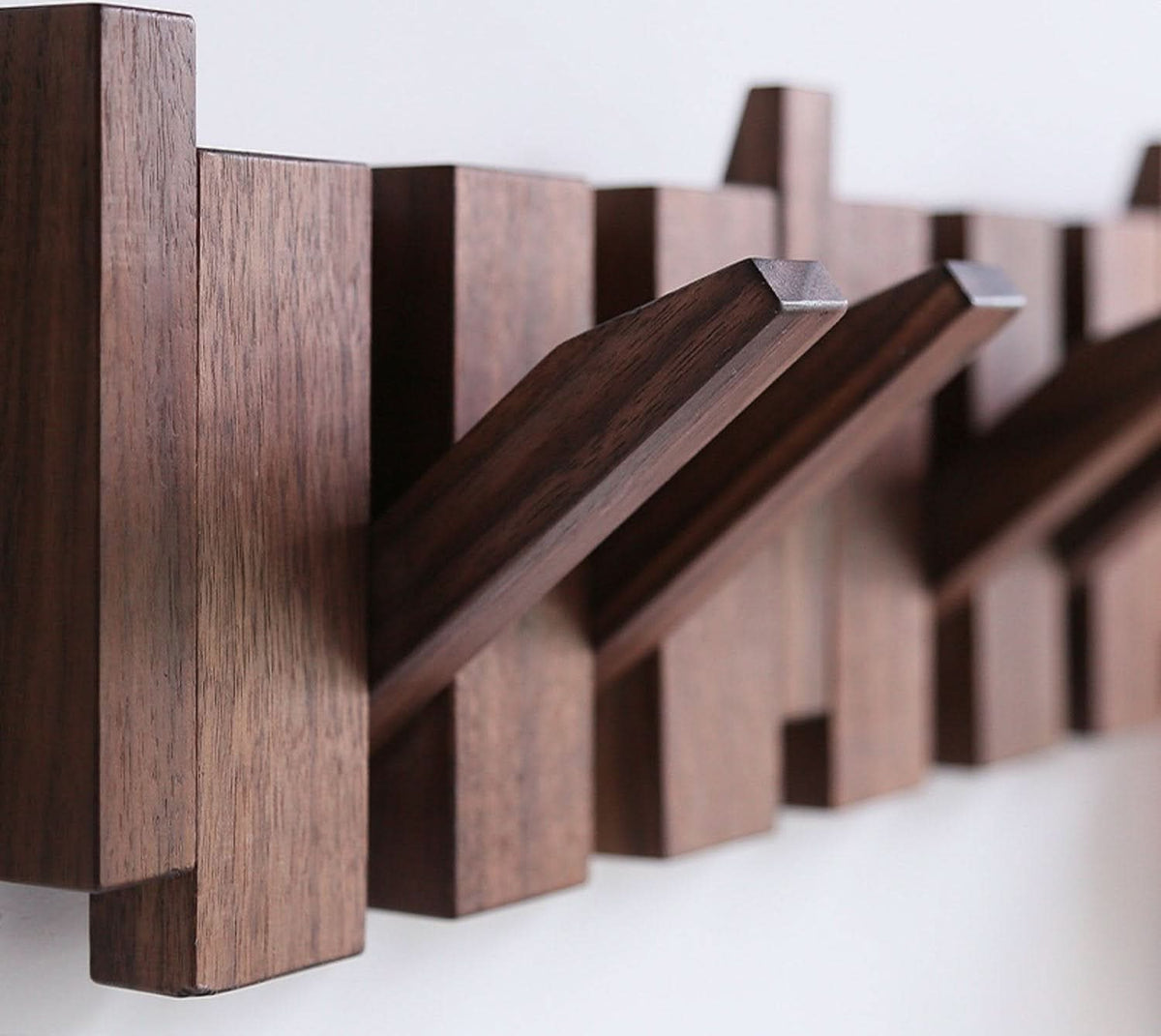 Perchero de pared de madera artesanal con diseño de piano