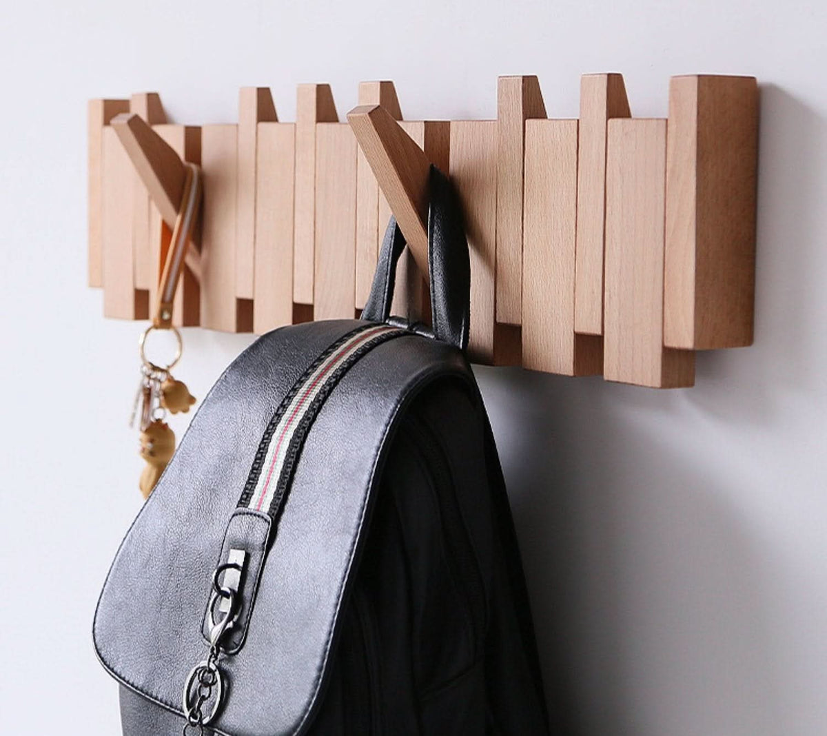 Perchero de pared de madera artesanal con diseño de piano