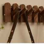 Perchero de pared de madera con diseño de piano