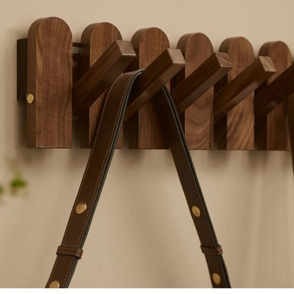 Perchero de pared de madera con diseño de piano