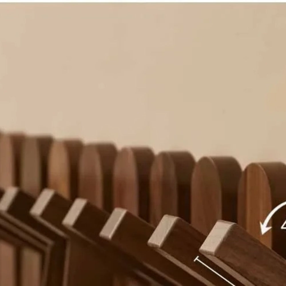 Perchero de pared de madera con diseño de piano