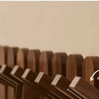 Perchero de pared de madera con diseño de piano