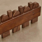 Perchero de pared de madera con diseño de piano