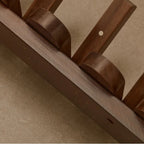 Perchero de pared de madera con diseño de piano