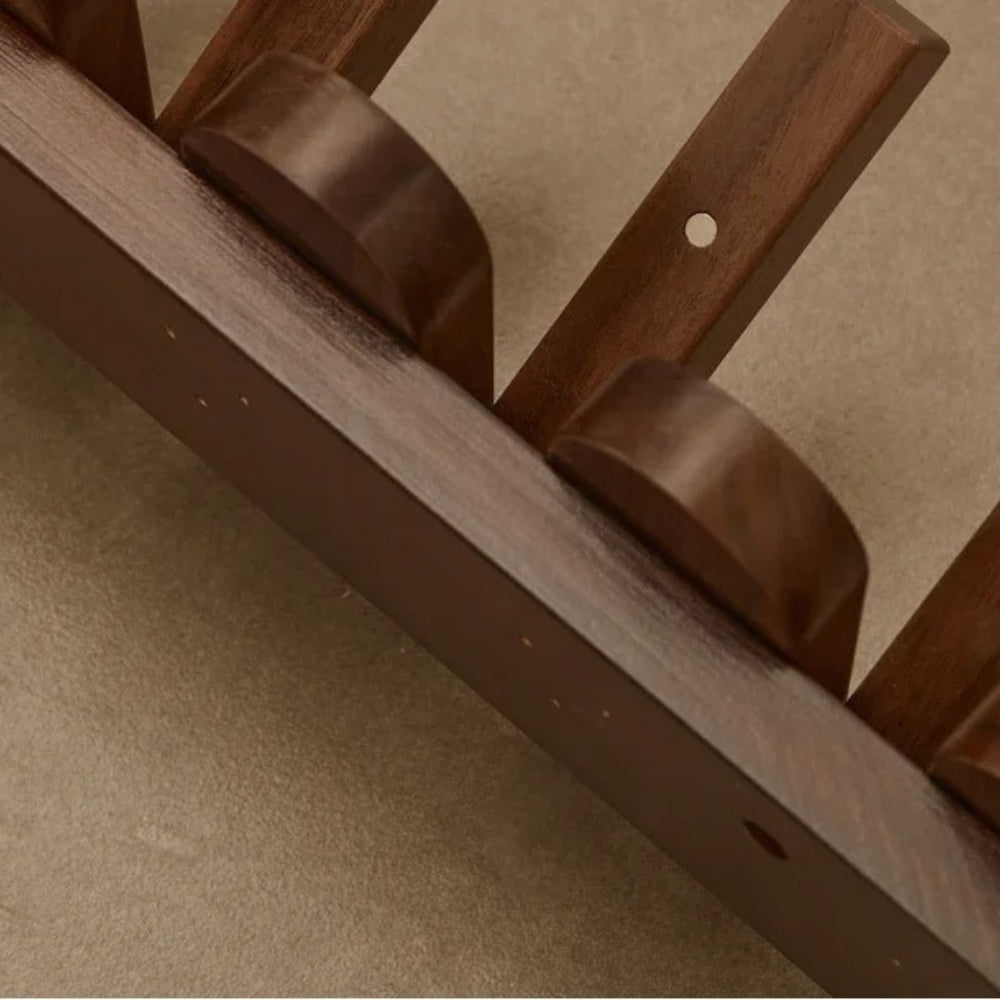 Perchero de pared de madera con diseño de piano
